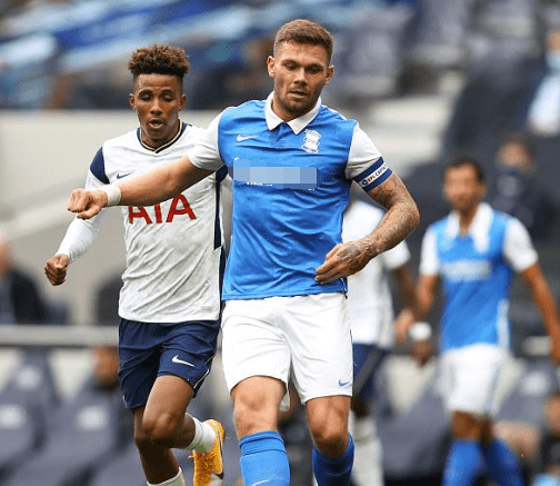 汪涵陪儿子马术比赛展现轻松生活面，体现家庭关怀与育儿智慧，引发网友热议。