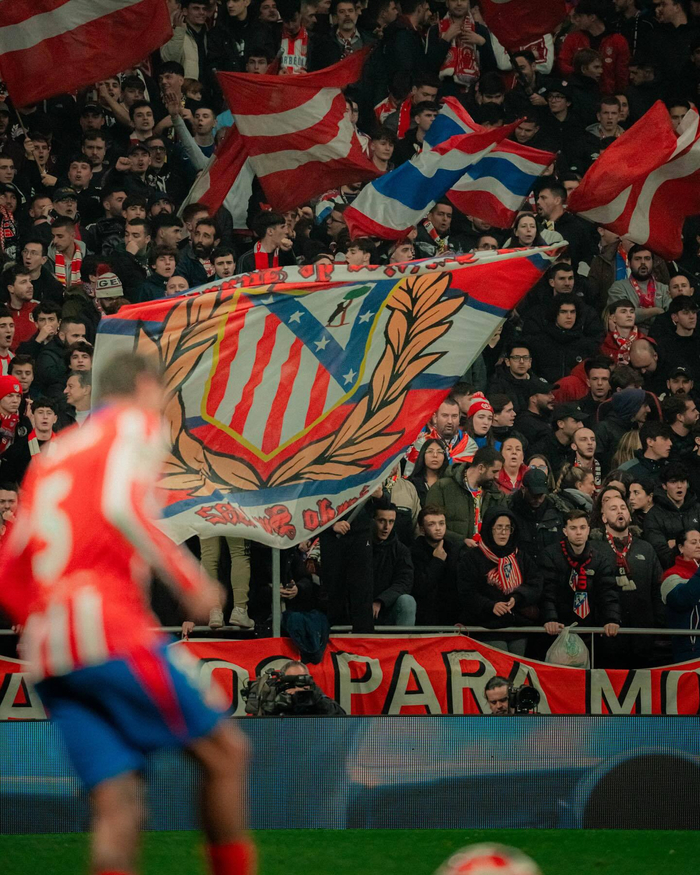 致敬，王刚庆祝足协杯冠军时背后写着：献给我们的主帅塞蒂恩