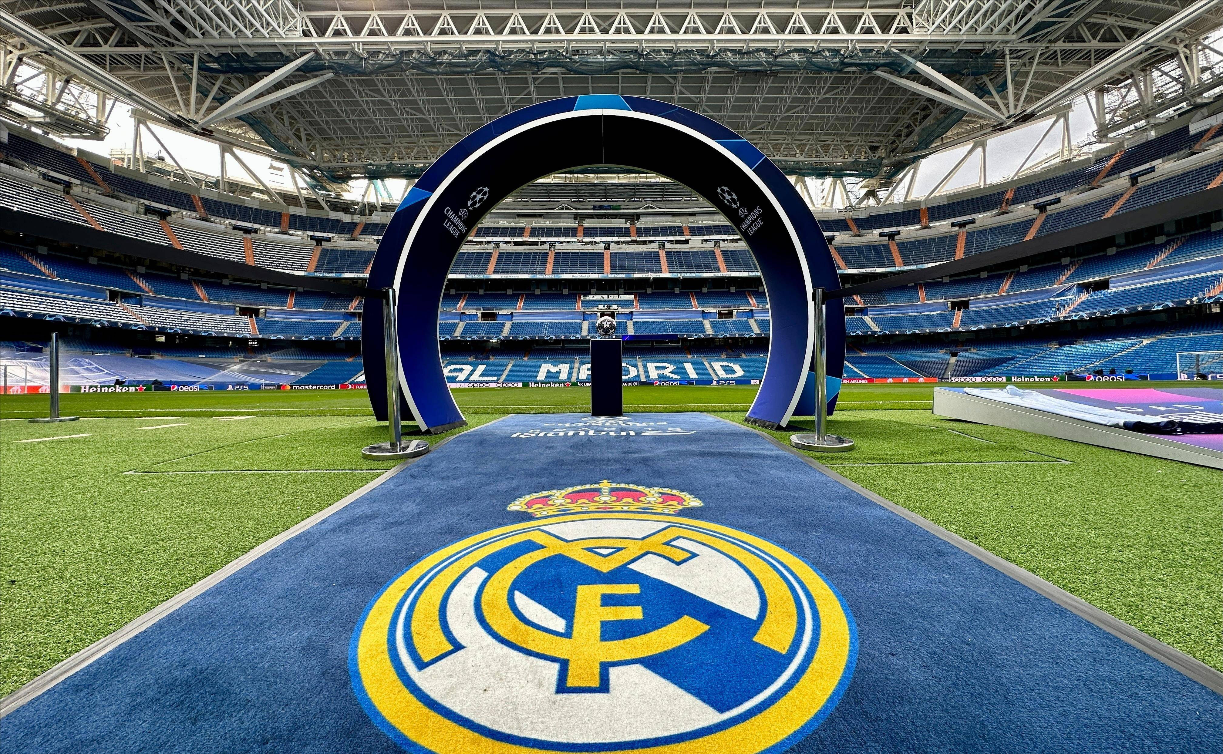 一家人都太美了！瓦妮莎晒与三个女儿圣诞合照：节日快乐（瓦妮莎分享与三女儿的圣诞合影，全家高颜值送上节日祝福）