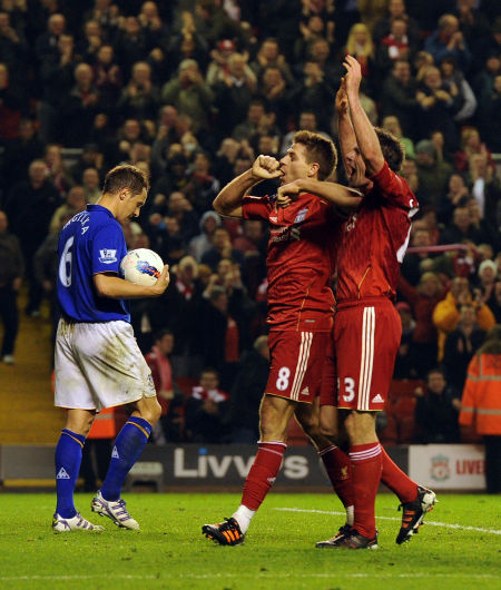 为什么球员喜欢把球抛给看台球迷