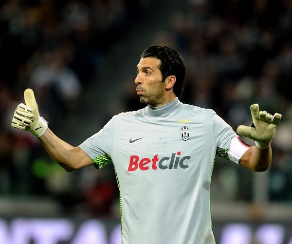 拿手好戏！贾明儒鬼魅断球 随后长甩助飞迪亚洛快攻滑翔劈扣（看家本领！贾明儒鬼魅抢断，长传助飞迪亚洛快攻滑翔暴扣）